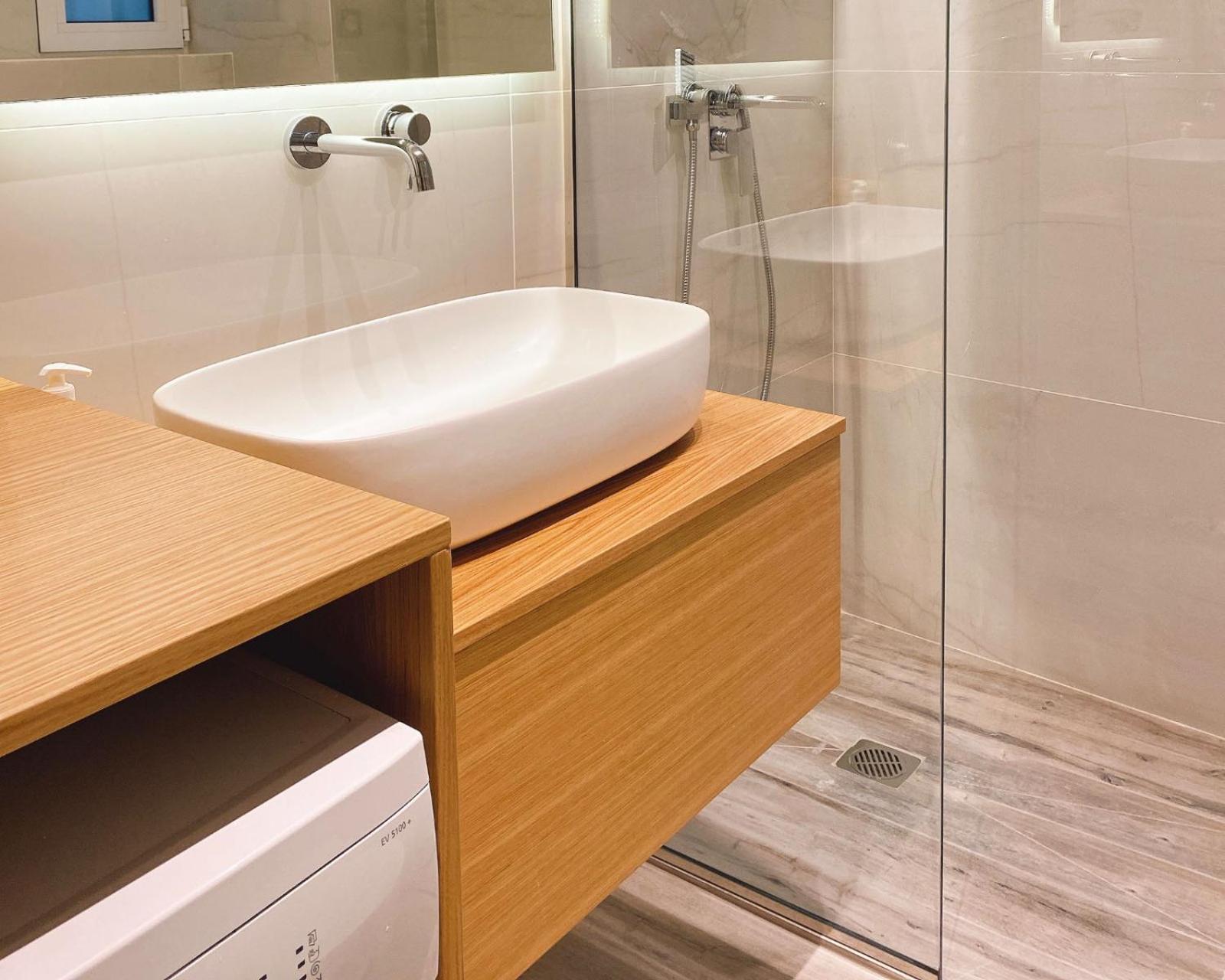 Cozy Newly Renovated 1 Bedroom In The Heart Of *